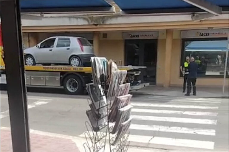 Sviene al volante e finisce contro il semaforo in viale Diaz