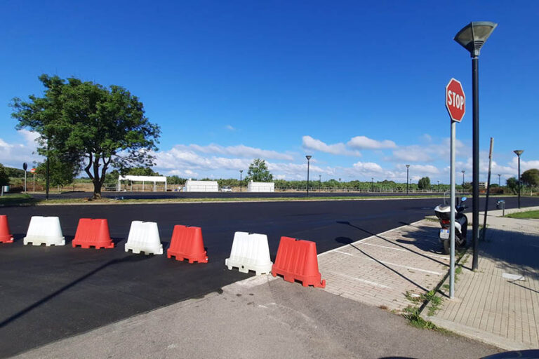 Nuovo asfalto nel parcheggio dietro l’ospedale, recuperati tanti posti auto