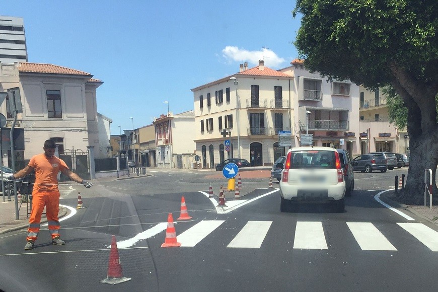 Un mese dopo il nuovo asfalto finalmente strisce pedonali e segnaletica  orizzontale in via Cagliari - Oristano Noi