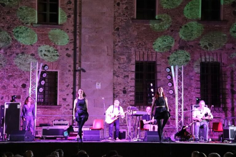 Atmosfere irlandesi nella piazza della Cattedrale con il primo concerto di “Musica nelle sere d’estate”