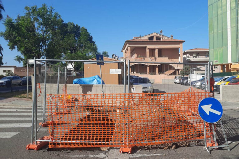 Lavori ripresi ma la trincea in via Carducci resterà aperta ancora per qualche giorno