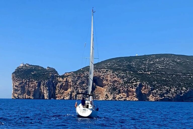 Acque cristalline e vento che soffia: veleggiando tra le meraviglie della Sardegna con due esperti capitani