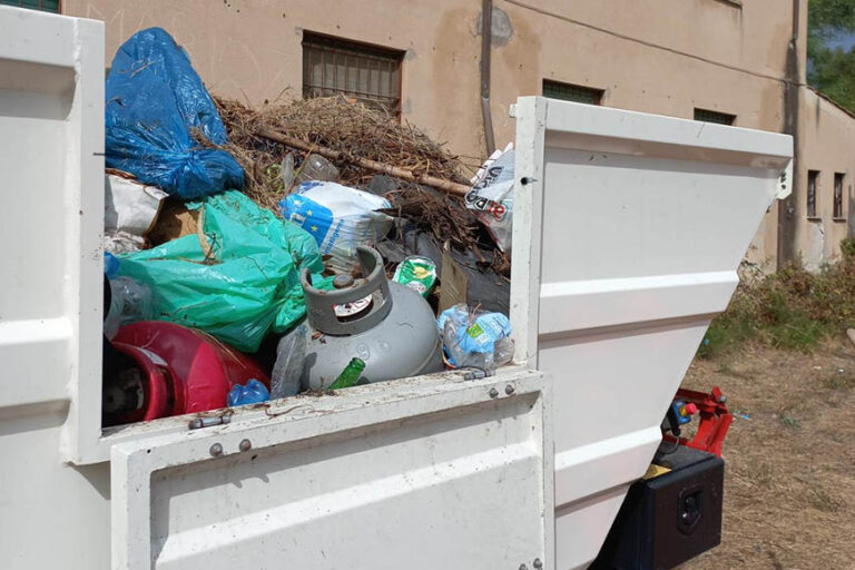 Torre Grande, rimossi altri 5 quintali di rifiuti. Indagini della polizia locale