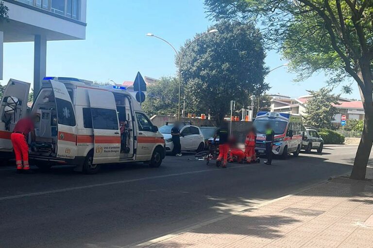 Apre lo sportello dell’auto e fa cadere malamente un ciclista in via Cagliari