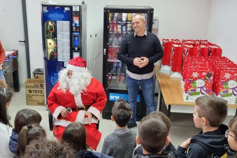 Babbo Natale e Monsieur Bubè nella caserma della Guardia di finanza a Oristano