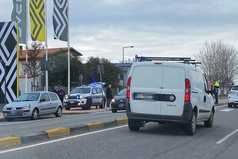 Investite sulle strisce a Oristano da un motociclista che si allontana e poi torna sul luogo dell’incidente