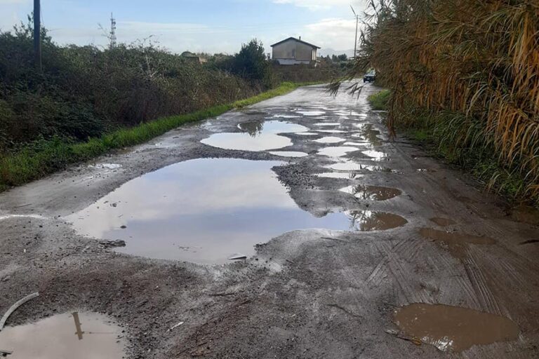 Dopo la pioggia slalom fra le pozzanghere sulle strade attorno a Oristano