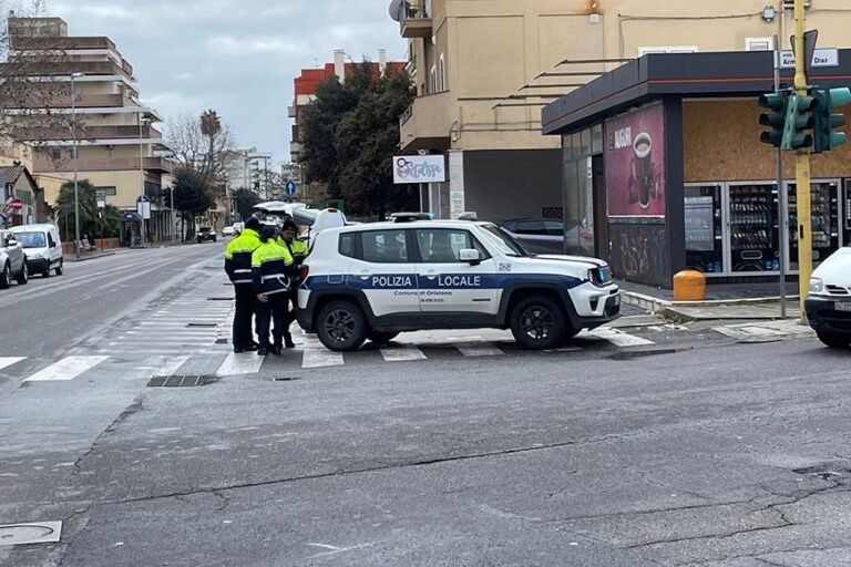 Un ferito in un tamponamento fra tre auto in via Cagliari