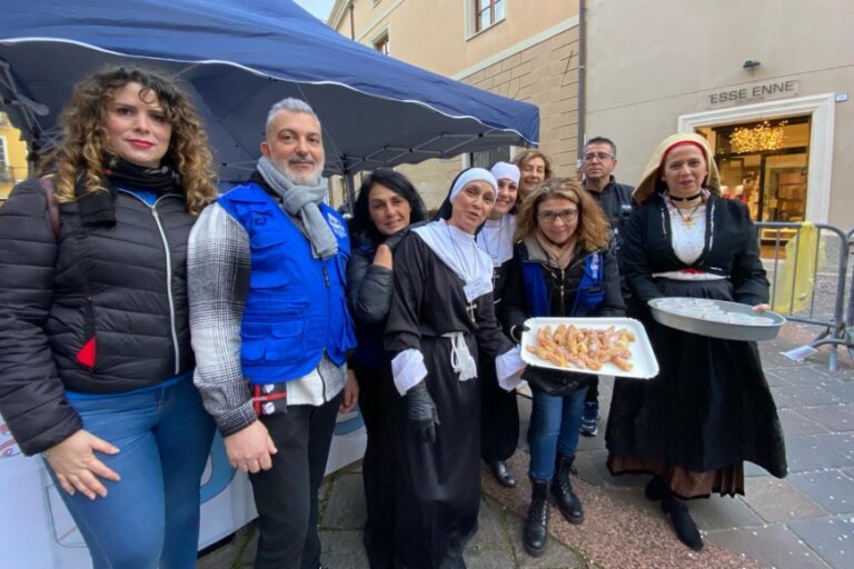 Un quintale di zippole per il giovedì grasso in piazza Eleonora