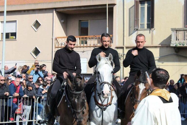 Domenica a Sant’Efisio benedizione di cavalli e cavalieri della Sartiglia e la Sartill’e canna