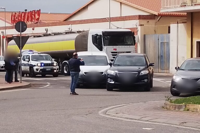 Uno scontro fra due auto blocca la rotonda nell’ora di punta