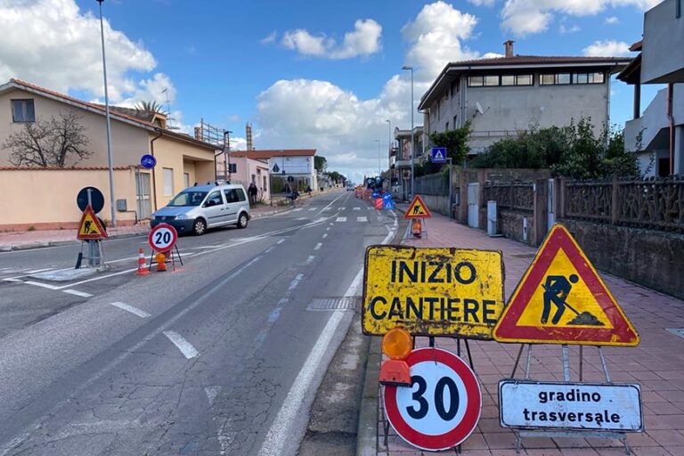 Traffico, rivoluzione all’ingresso da Silì: nuovi marciapiedi e poi chiuderà il passaggio a livello