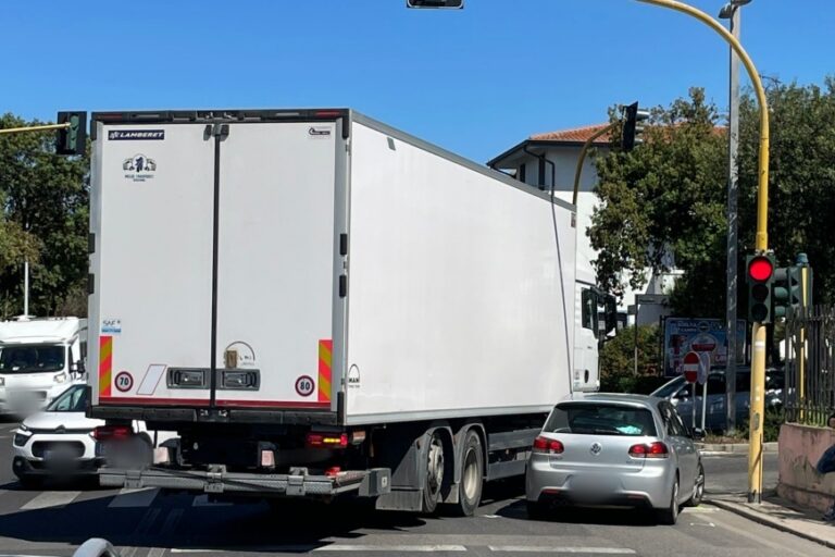 Camion contro un’auto all’incrocio, bloccata la via Cagliari