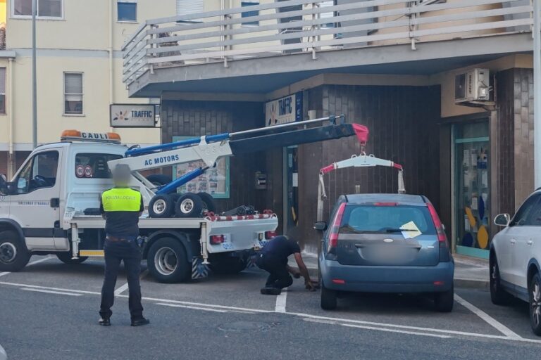 Pulizia delle strade: carroattrezzi di nuovo in azione in via Brunelleschi