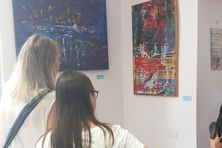 Le trame di colore della professoressa oristanese d’adozione Dina Montesu in mostra a Bosa