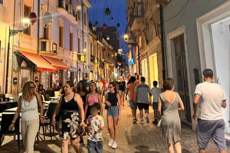 Shopping sotto le stelle, stasera tanti gruppi folk per le vie del centro