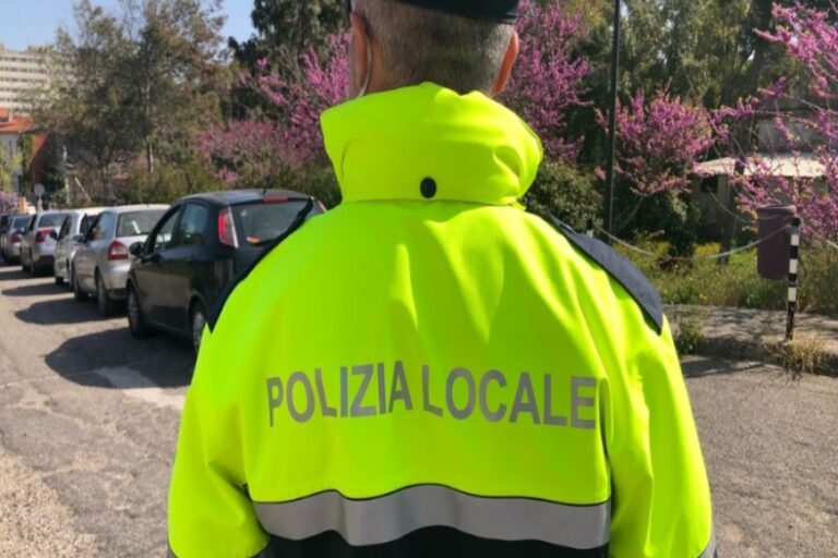 Troppi tavolini fuori dai locali:  blitz e sanzioni nel centro storico di Oristano