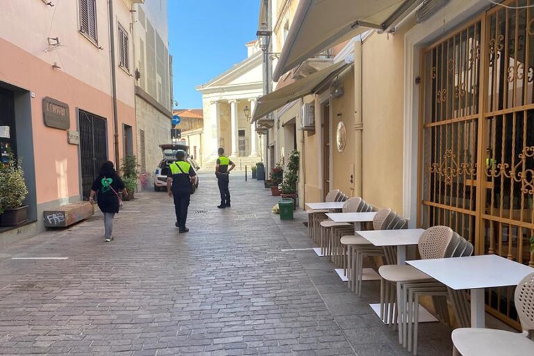 Moltiplicazione notturna dei tavolini per strada: nuovi controlli in centro