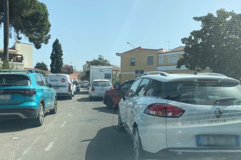 Ponte bloccato, lunghe code a Oristano: una giornata di mare guastata dal traffico