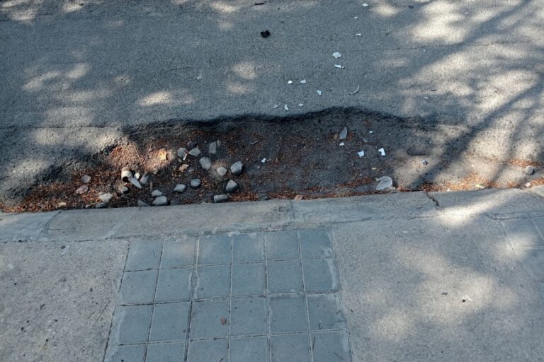 Un’enorme buca accoglie le auto all’ingresso del parcheggio della scuola: pericolo