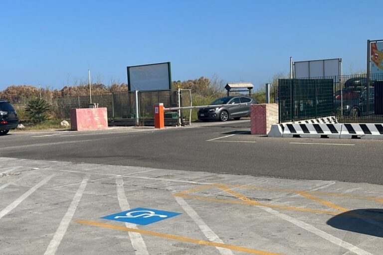 Piazzale occupato, il bus non può fare manovra: fermata sospesa al porticciolo di Torre Grande