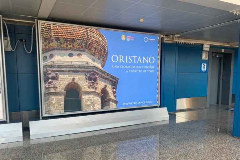 Oristano incuriosisce e invita i turisti che arrivano all’aeroporto di Cagliari