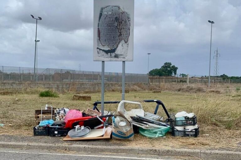 Rifiuti ingombranti gettati dove capita: tante discariche improvvisate a Silì