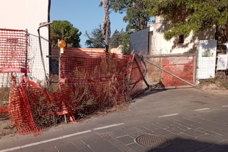 Erba alta e ratti nel cantiere di via Sant’Antonio: “Pessimo biglietto da visita per il centro”