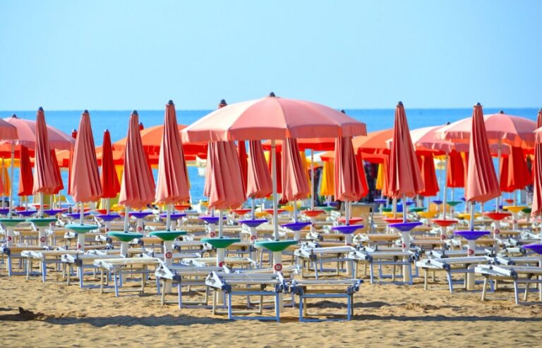 La protesta dei balneari arriva anche a Torre Grande: ombrelloni aperti in ritardo