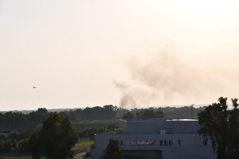 Incendio vicino alla pineta di Torre Grande: interviene l’elicottero  Super Puma