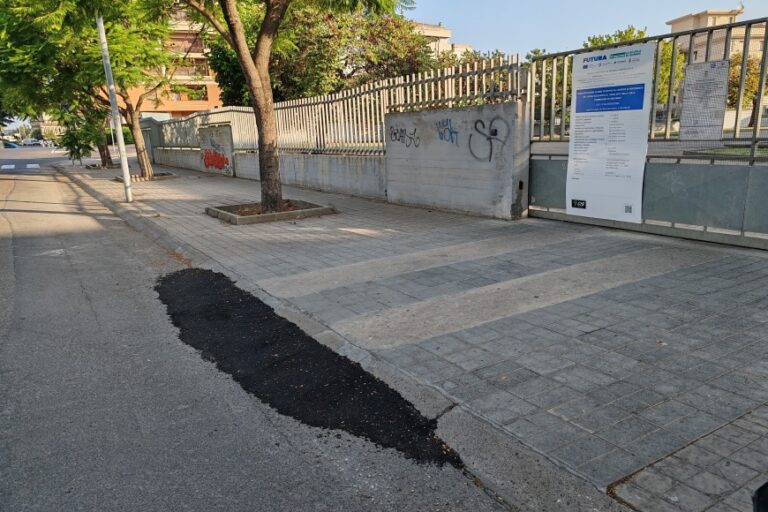 Dopo le proteste chiusa la buca all’ingresso del parcheggio della scuola