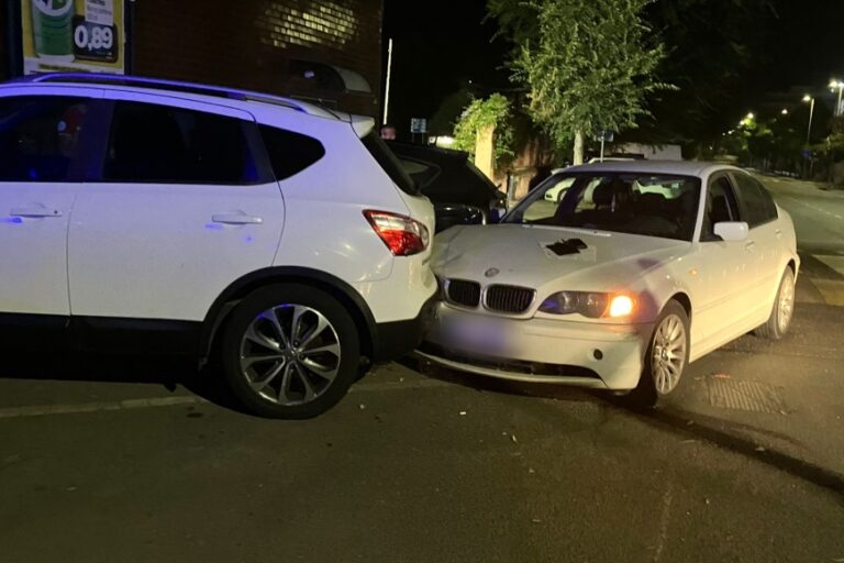 Malore al volante, finisce contro le auto in sosta davanti all’ospedale