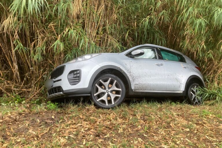 L’auto sbanda ed esce di strada lungo la circonvallazione