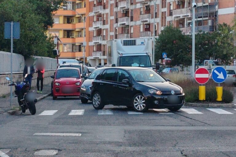 Incidente stradale davanti alla scuola: coinvolto giovane motociclista