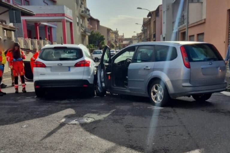 Stop non rispettato, scontro tra due auto a un incrocio: ferita una donna