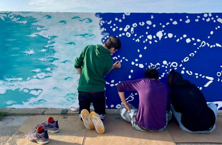 Altro cemento nascosto dal colore nel porto di Torre Grande, con gli studenti dell’Artistico