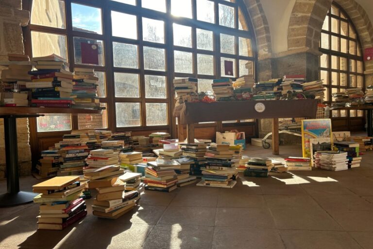 Libri a tempo: 1700 volumi da portare a casa nella seconda giornata in biblioteca