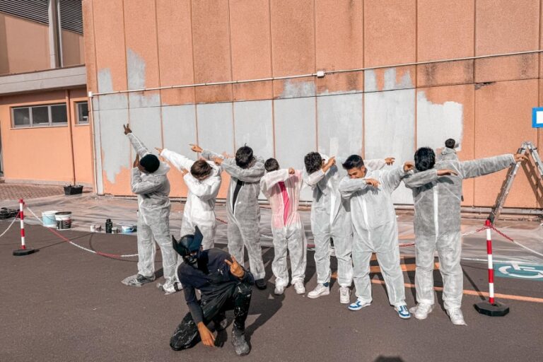 Un murale di Manu Invisible dà vita a una parete nel cortile dell’Othoca