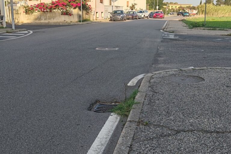 Tombini pericolosi  in via Limbara: “Una trappola per auto e bici”