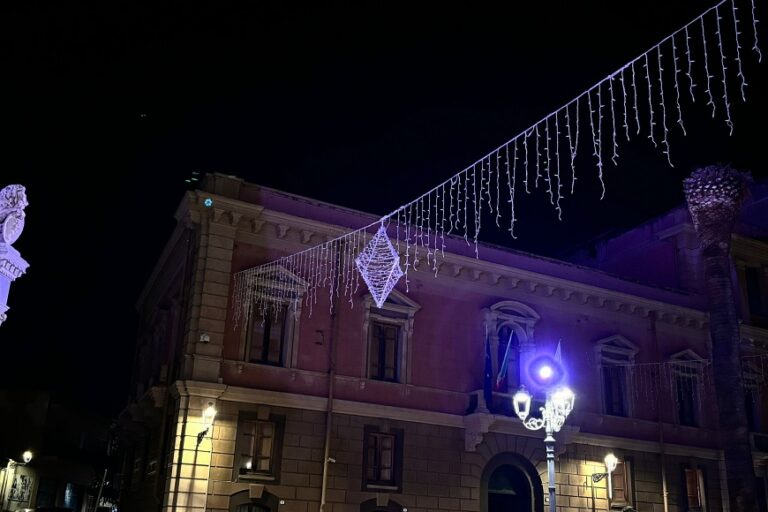 Aria di Natale già a novembre: montate in centro le prime luminarie