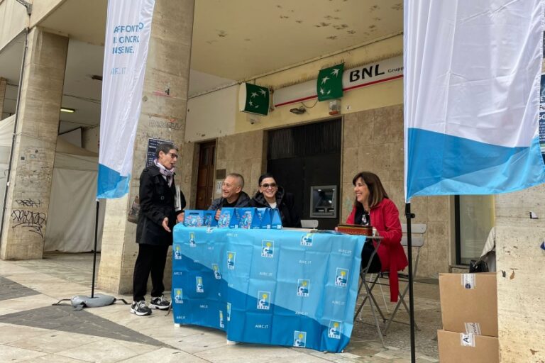 Fine settimana in piazza Roma con i cioccolatini Airc che finanziano la ricerca