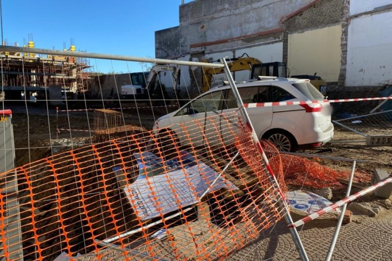 Con l’auto sfonda la recinzione di un cantiere, per una manovra sbagliata