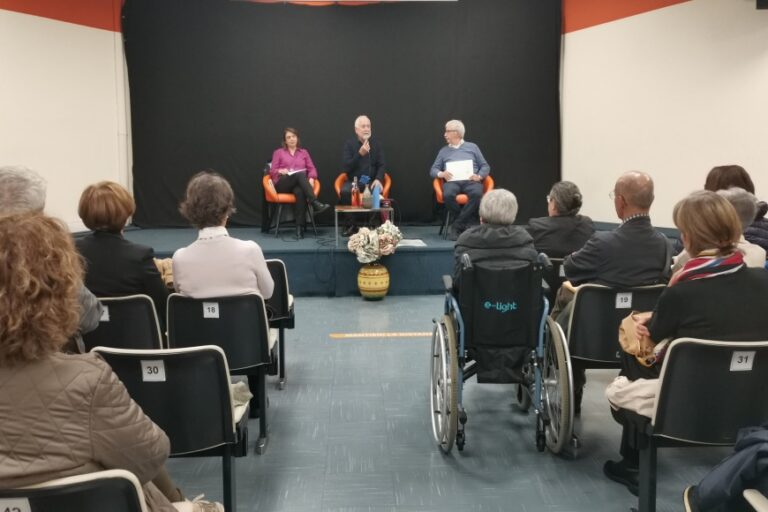 Un viaggio oltre gli stereotipi di Oristano, con Giampiero Enna e “Il Golfo a semiluna”