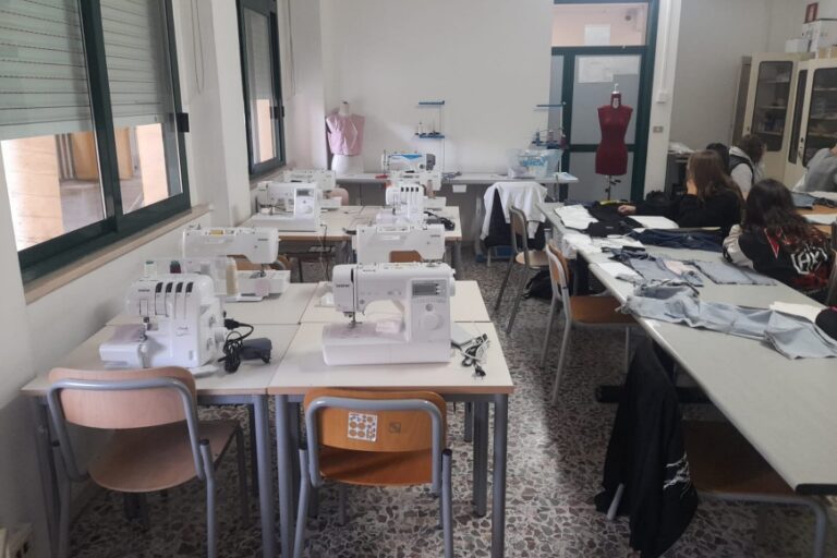 Cresce il corso Moda tra i laboratori del “Don Deodato Meloni”: arrivate le nuove macchine per cucire