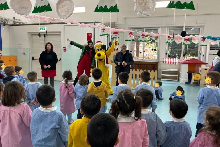 Il sindaco Sanna nelle scuole porta gli auguri di Buon Natale ai piccoli della città – Foto