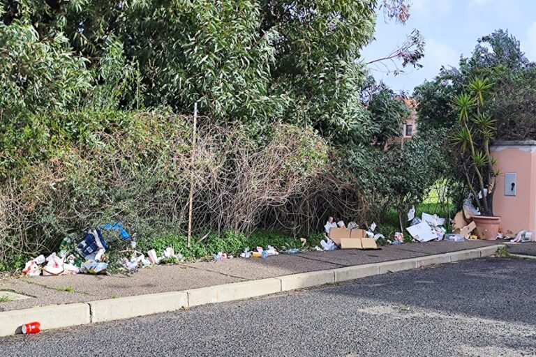 Bottigliette, bicchieri, cartacce e tanta plastica invadono via Sa Sartiglia