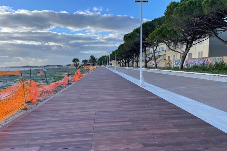 Ecco la pavimentazione in legno sul lungomare di Torre Grande