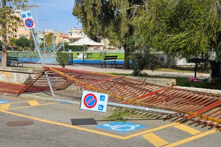 Cancello e recinzione  crollati a scuola e al campo Coni: “Controlli e manutenzioni vengono eseguiti?”