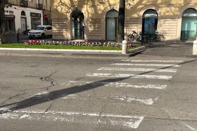 Strisce pedonali da rifare, lunedì lavori in piazza Roma