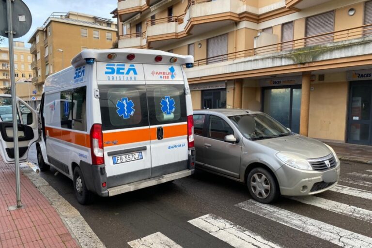 Investito mentre attraversa sulle strisce: all’ospedale un uomo di 80 anni